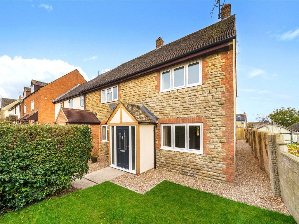 3 bed end terrace house for sale in Manor Orchard, Cricklade, Wiltshire SN6, £325,000