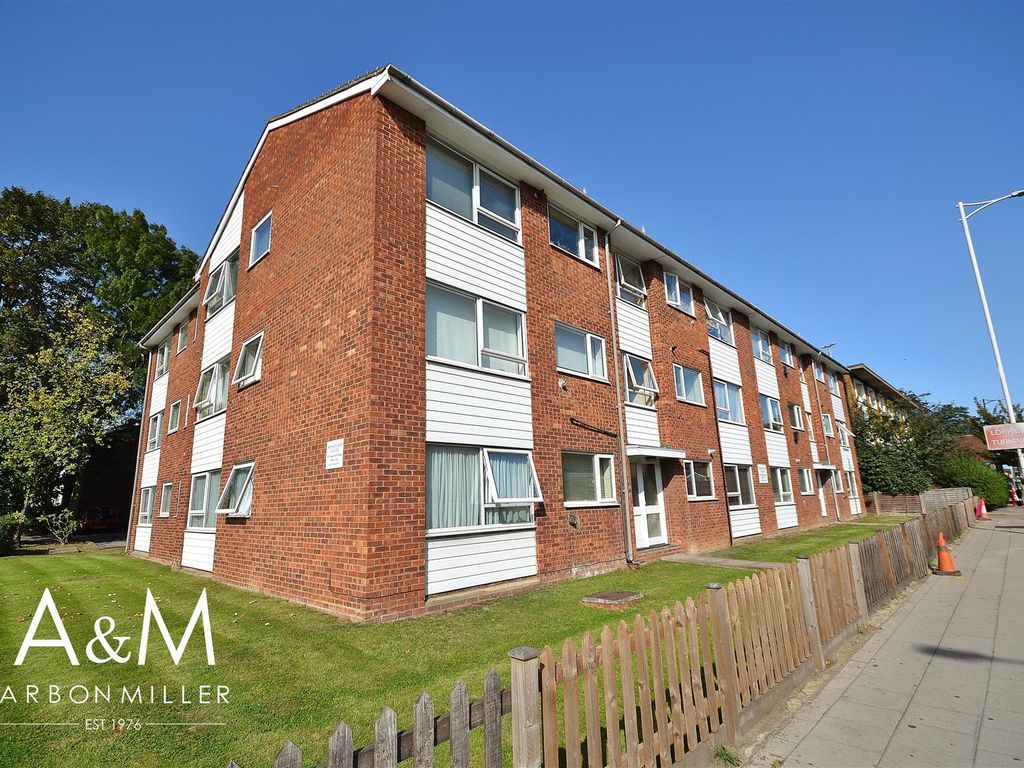 2 bed flat for sale in Bridgeview Court, New North Road, Hainault IG6, £300,000