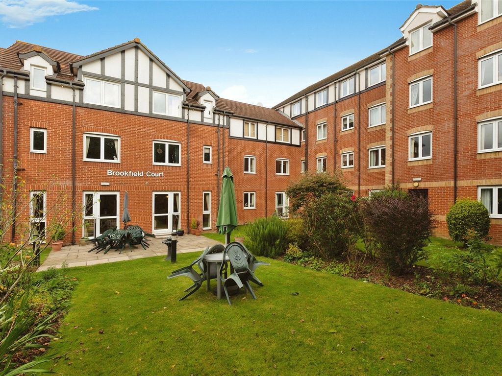 2 bed flat for sale in Springfield Road, Southborough, Tunbridge Wells, Kent TN4, £140,000