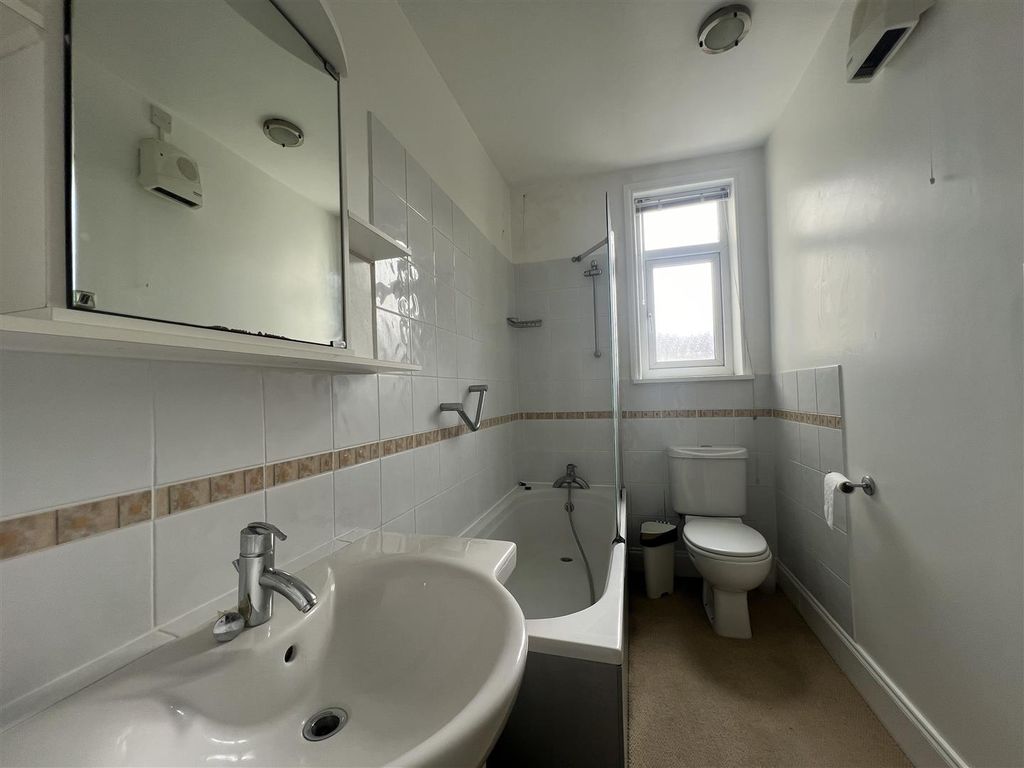 2 bed flat for sale in Nelson Road, Southsea PO5, £250,000