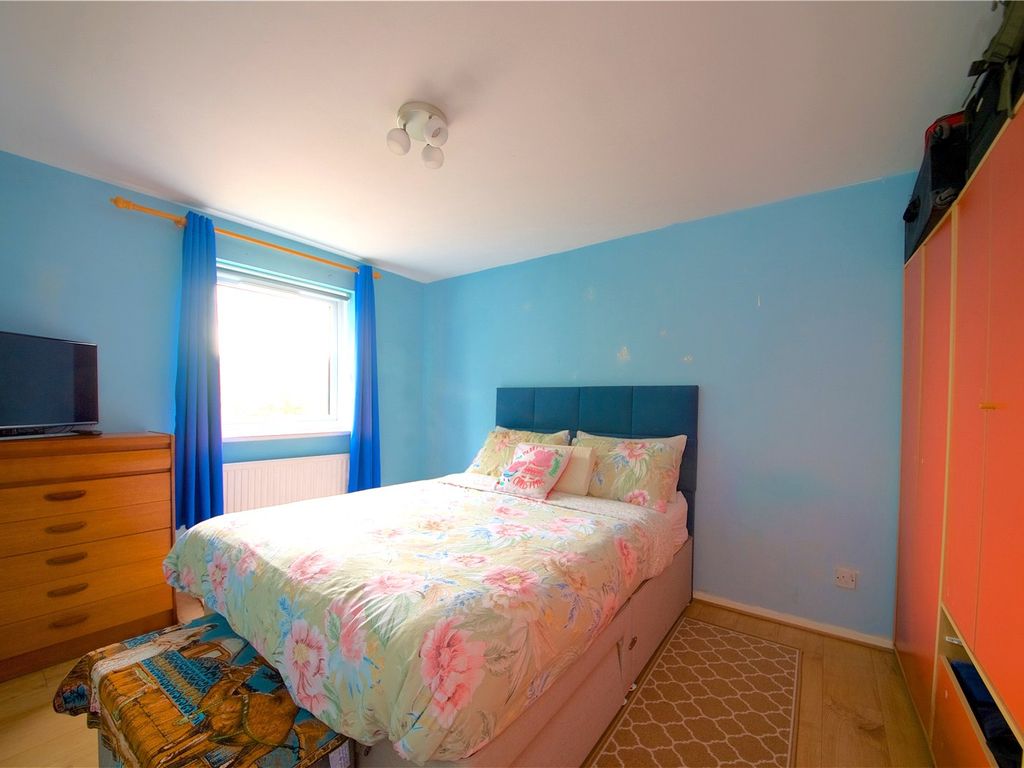 2 bed flat for sale in Gurney Close, Barking, Essex IG11, £250,000