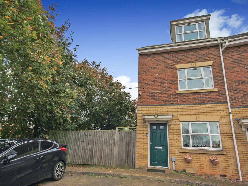 3 bed end terrace house for sale in The Crescent, Wellingborough NN8, £195,000