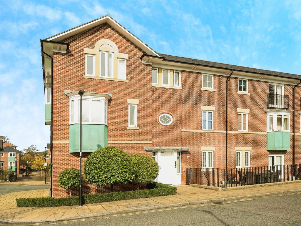 2 bed flat for sale in Sens Close, Chester CH1, £200,000