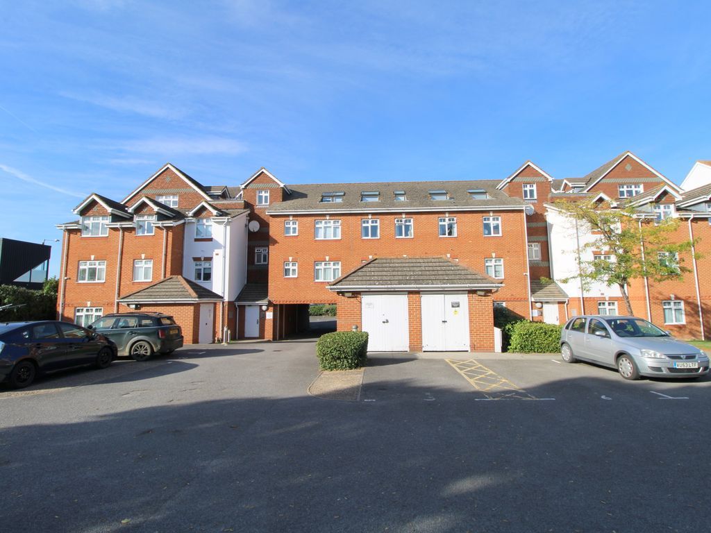 2 bed flat for sale in London Road, Ashford TW15, £265,000