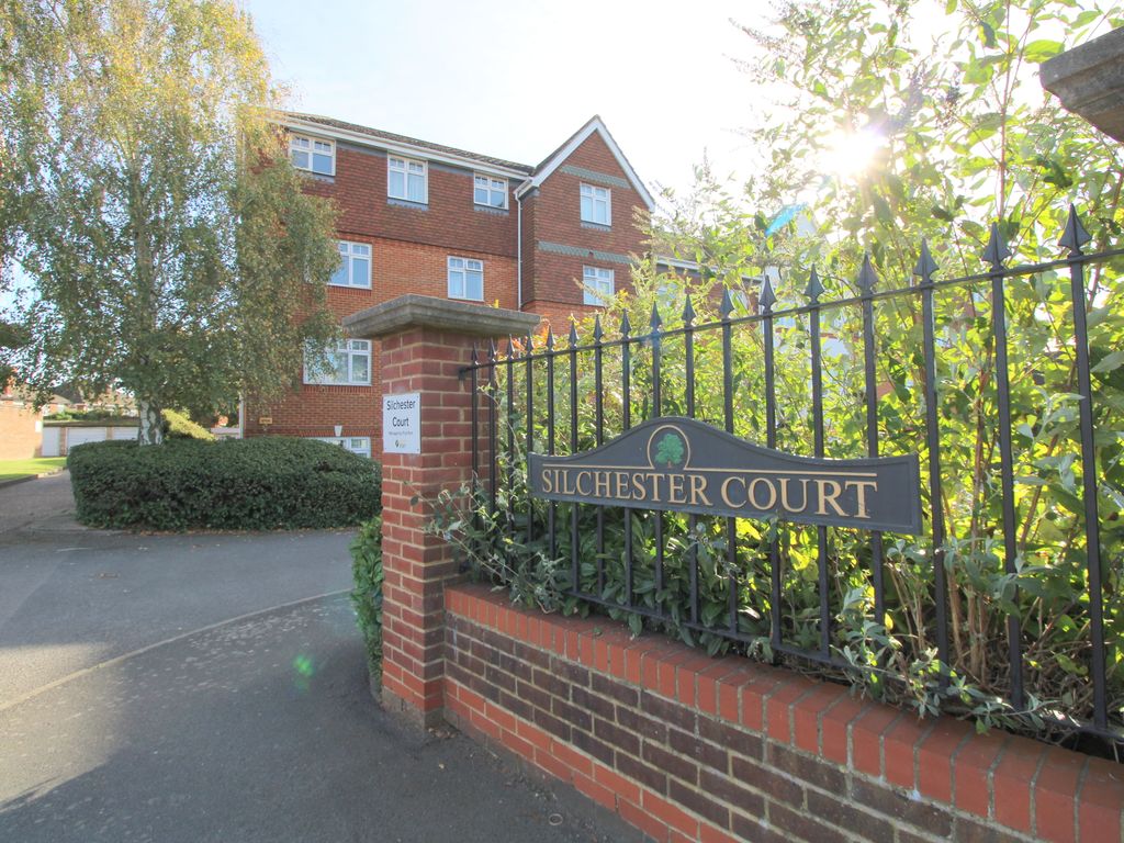 2 bed flat for sale in London Road, Ashford TW15, £265,000