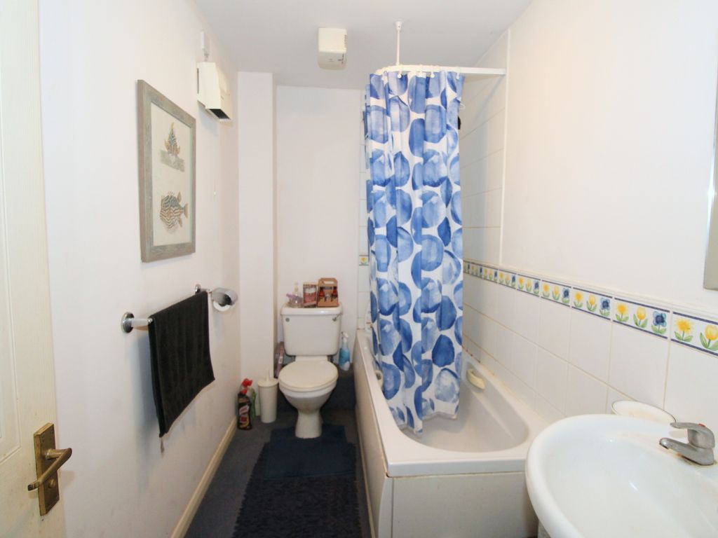 2 bed flat for sale in London Road, Ashford TW15, £265,000