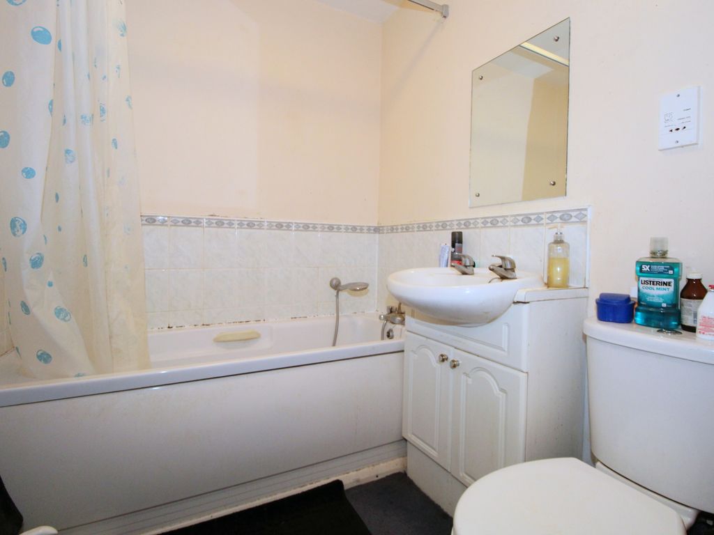 2 bed flat for sale in London Road, Ashford TW15, £265,000