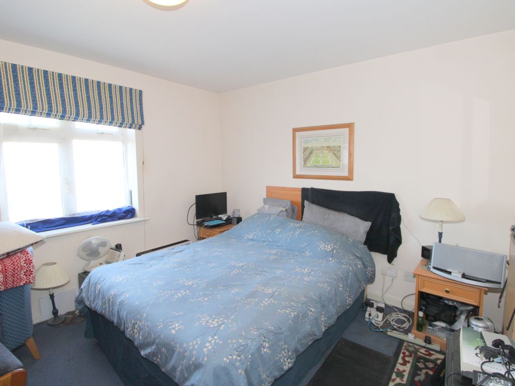 2 bed flat for sale in London Road, Ashford TW15, £265,000