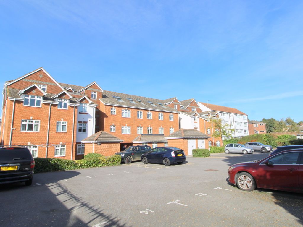 2 bed flat for sale in London Road, Ashford TW15, £265,000