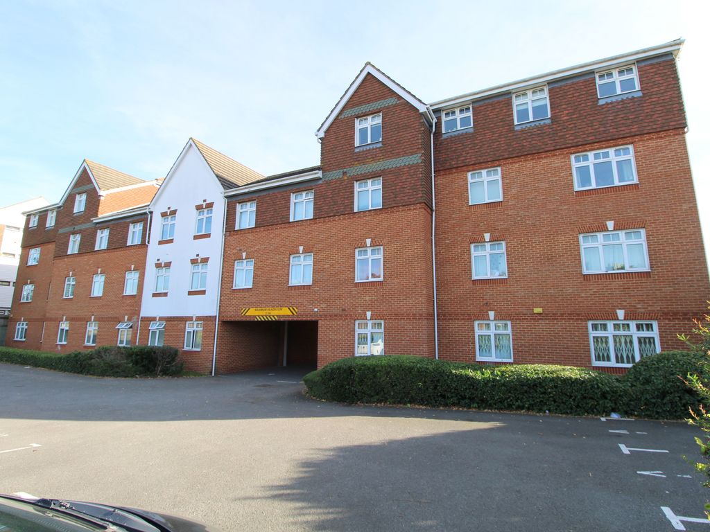 2 bed flat for sale in London Road, Ashford TW15, £265,000