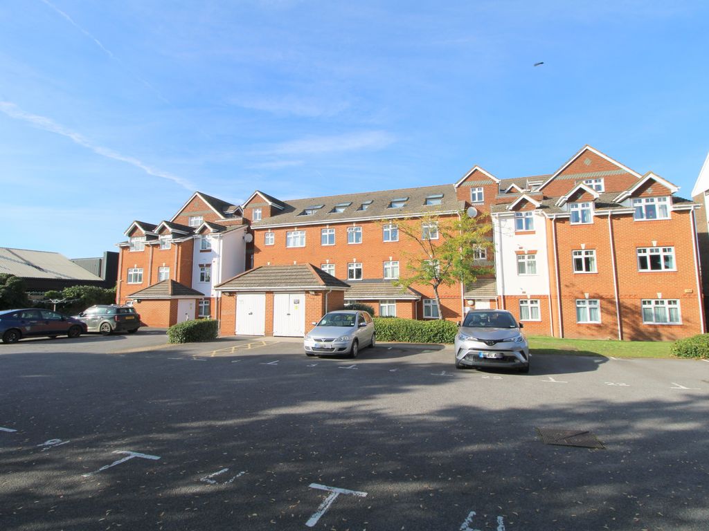 2 bed flat for sale in London Road, Ashford TW15, £265,000