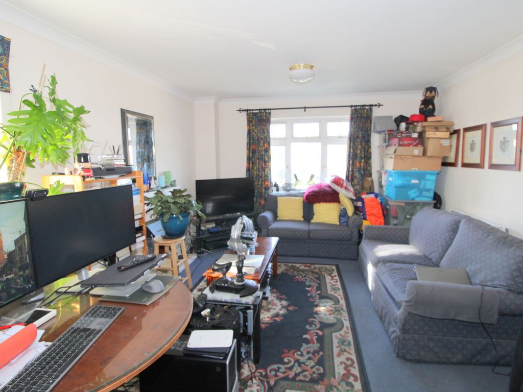 2 bed flat for sale in London Road, Ashford TW15, £265,000