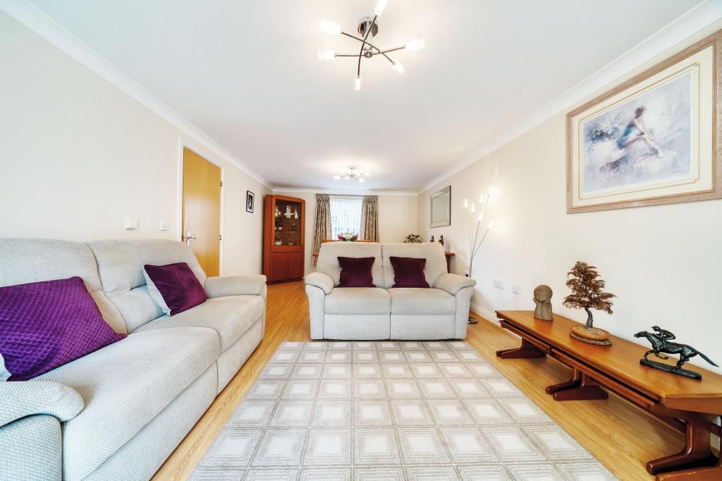 2 bed flat for sale in Newbury, Berkshire RG14, £275,000
