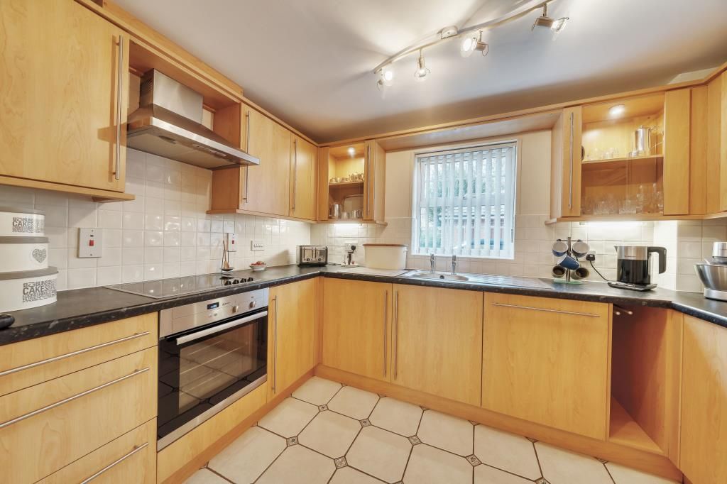 2 bed flat for sale in Newbury, Berkshire RG14, £275,000