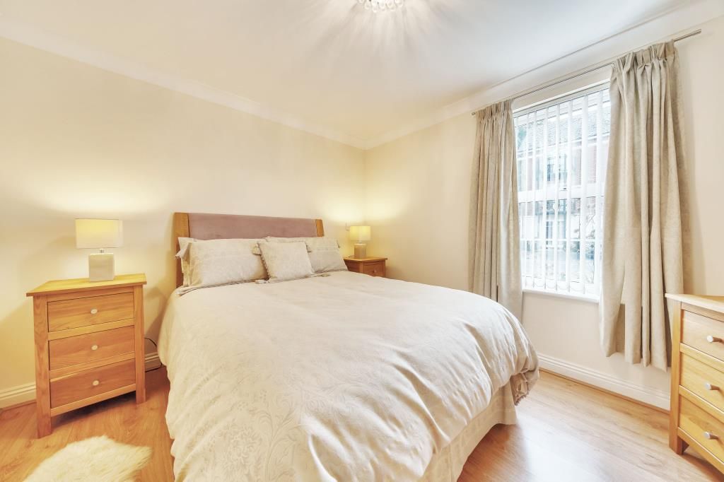 2 bed flat for sale in Newbury, Berkshire RG14, £275,000