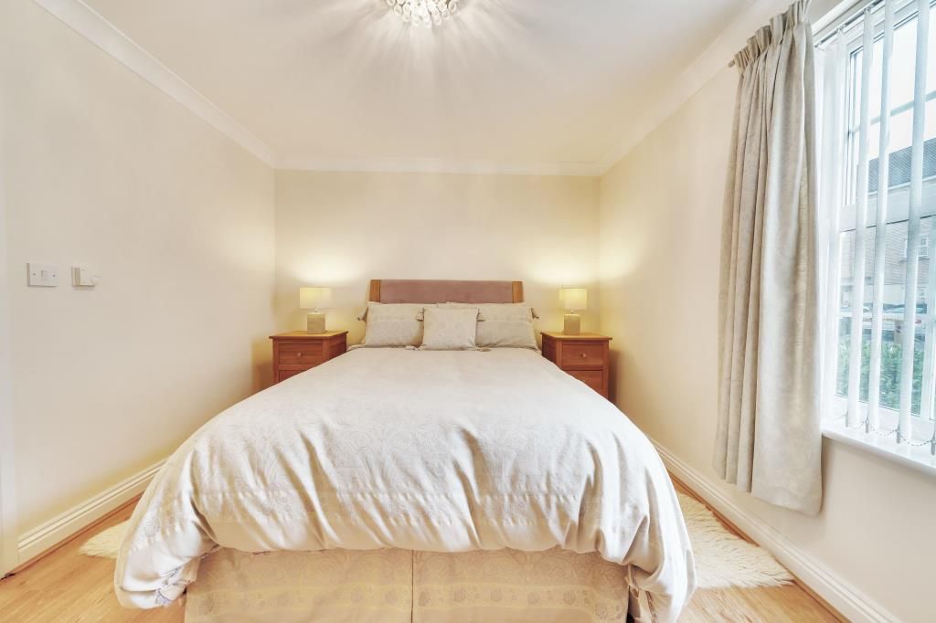 2 bed flat for sale in Newbury, Berkshire RG14, £275,000