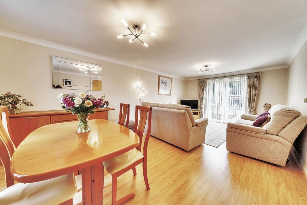 2 bed flat for sale in Newbury, Berkshire RG14, £275,000