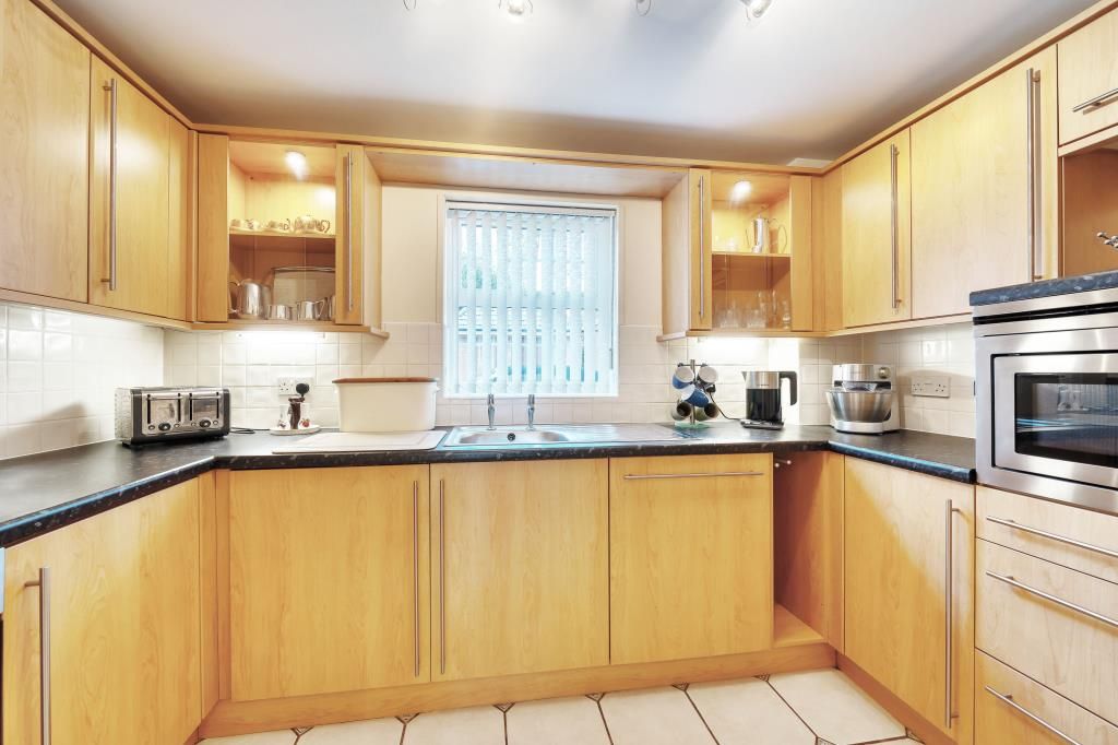 2 bed flat for sale in Newbury, Berkshire RG14, £275,000