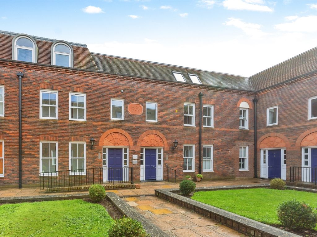 1 bed flat for sale in Oxford Road, Aylesbury HP19, £180,000