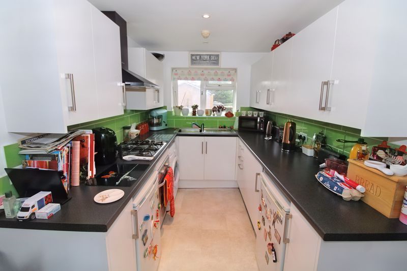 3 bed flat for sale in Rose Avenue, Hazlemere, High Wycombe HP15, £310,000