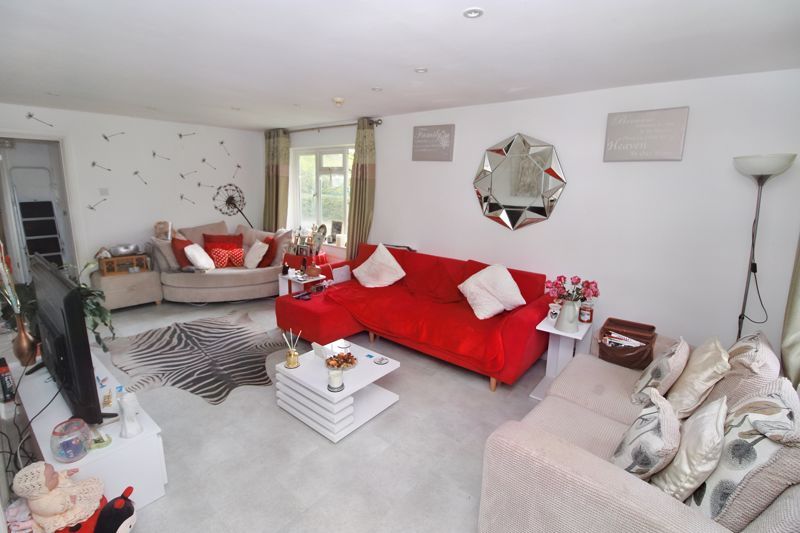 3 bed flat for sale in Rose Avenue, Hazlemere, High Wycombe HP15, £310,000