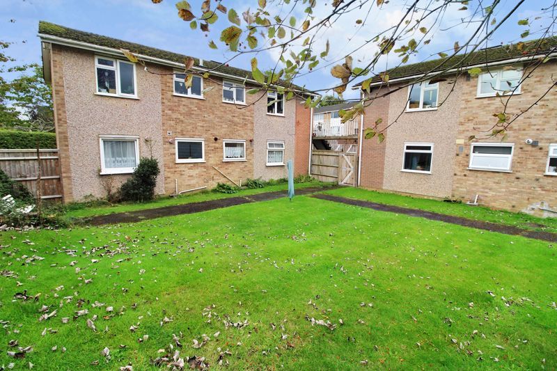 3 bed flat for sale in Rose Avenue, Hazlemere, High Wycombe HP15, £310,000