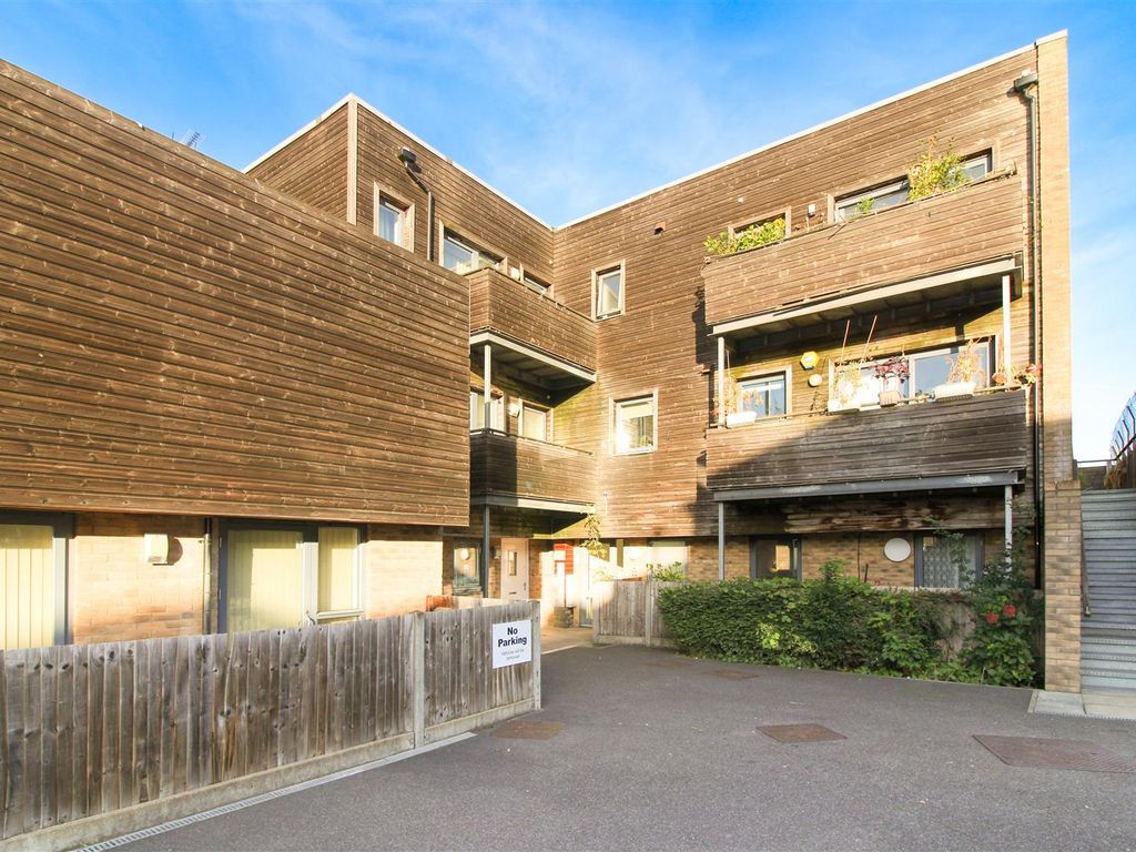 2 bed flat for sale in Reform Row, London N17, £285,000