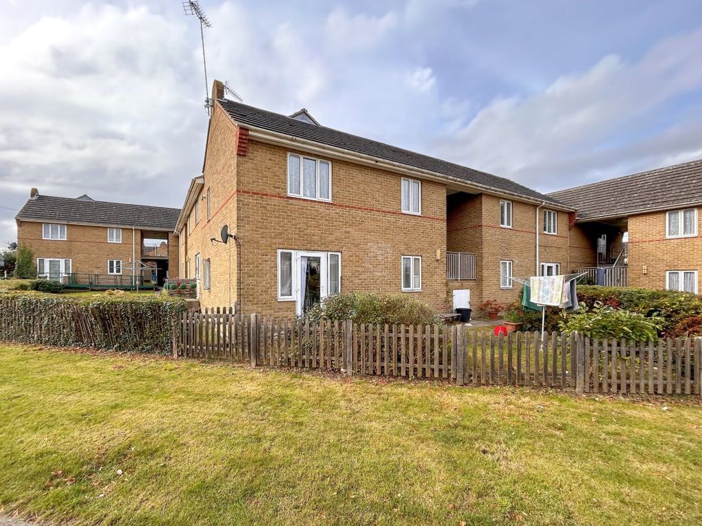 1 bed flat for sale in Oast Court, Capel Road, Sittingbourne ME10, £145,000