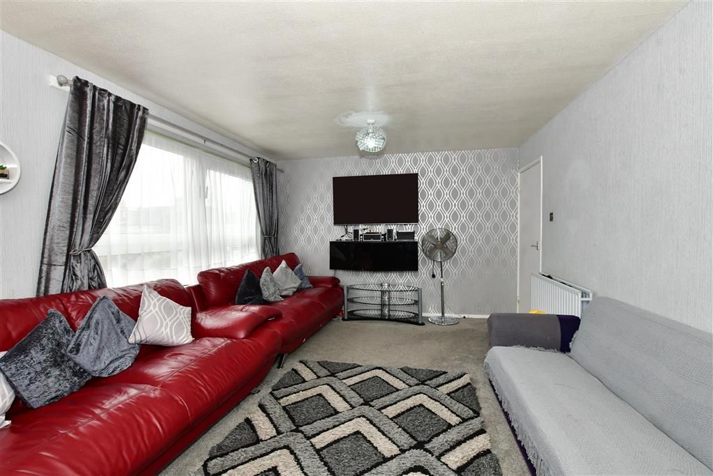 2 bed flat for sale in Shepherds Close, Romford, Essex RM6, £181,500