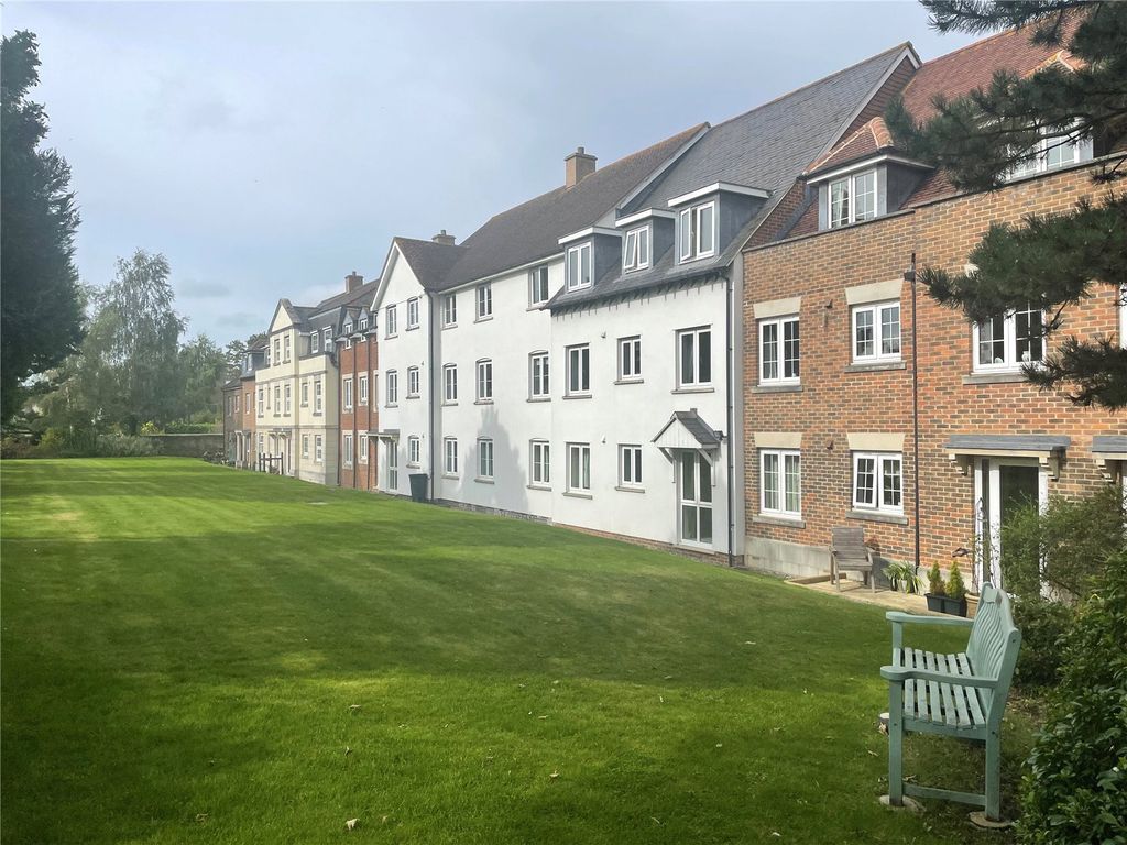1 bed flat for sale in Saxon Court, Wessex Way, Bicester, Oxfordshire OX26, £100,000