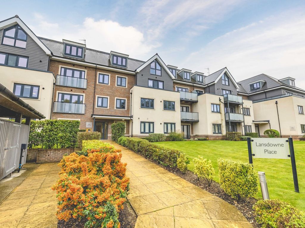 1 bed flat for sale in Institute Road, Taplow SL6, £289,950