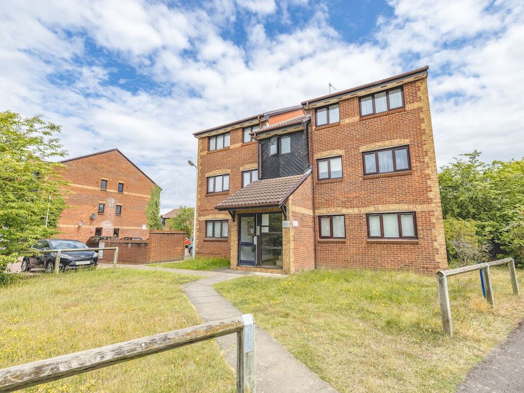 2 bed flat for sale in Hawthorne Crescent, West Drayton UB7, £260,000