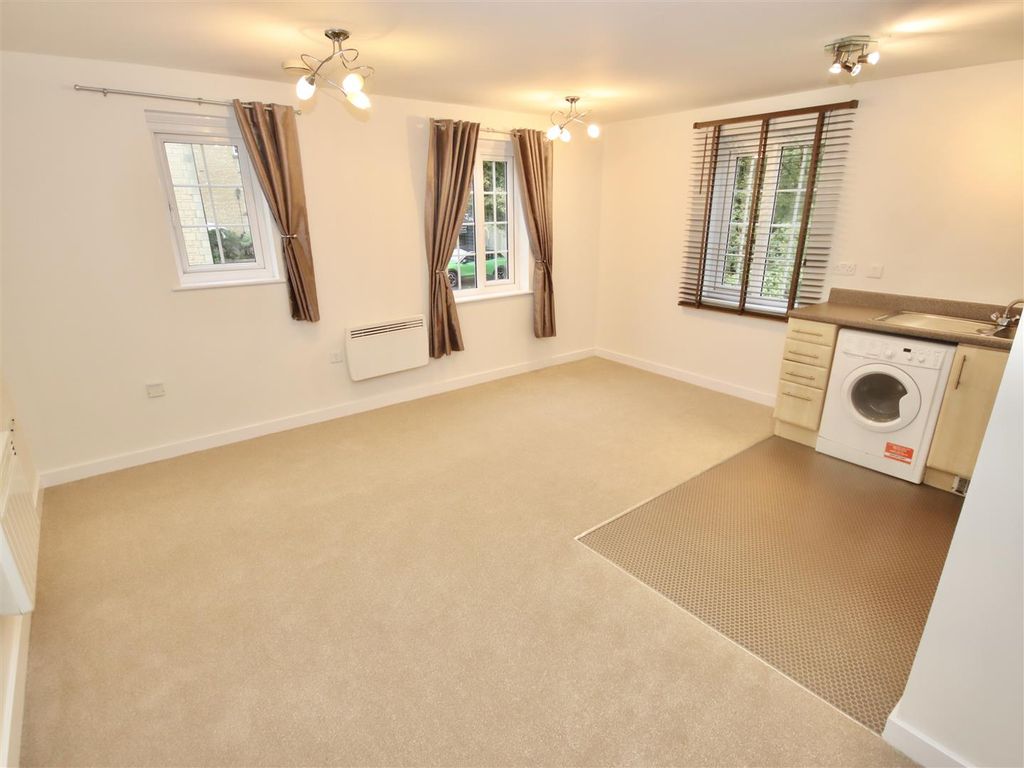2 bed flat for sale in Flowers Yard, Chippenham SN15, £165,000