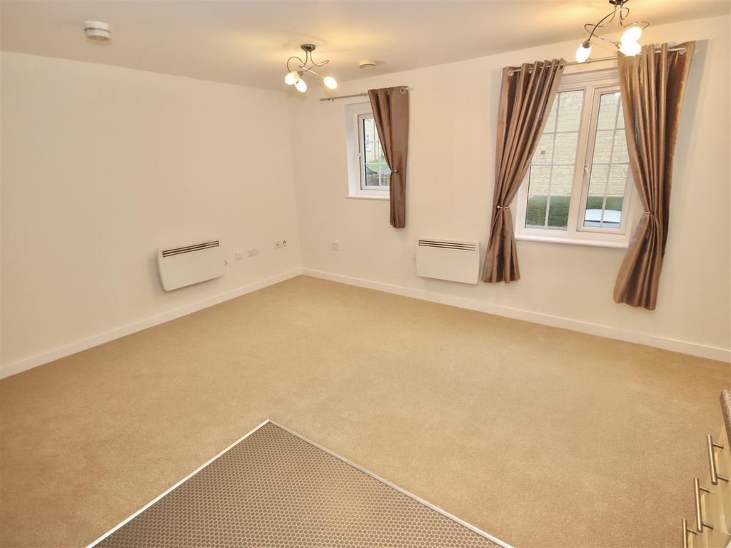 2 bed flat for sale in Flowers Yard, Chippenham SN15, £165,000