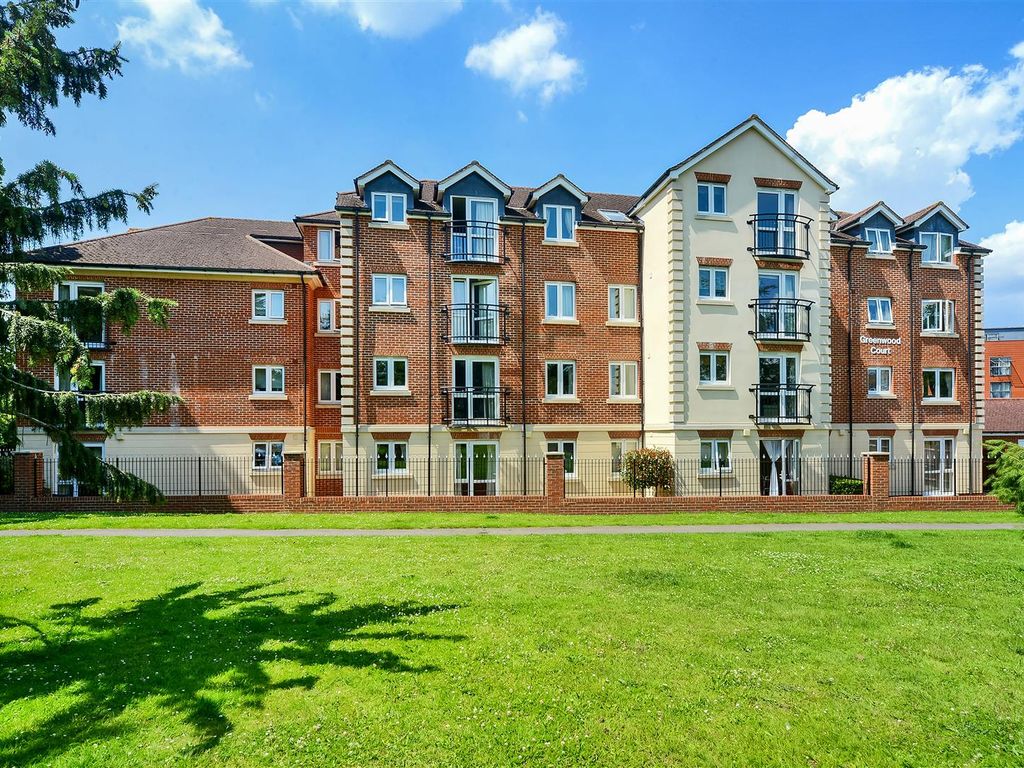 2 bed flat for sale in The Parade, Epsom KT18, £275,000