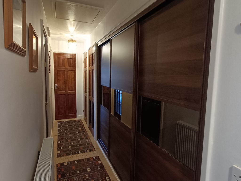 1 bed maisonette for sale in Brownbaker Court, Milton Keynes, United Kingdom MK14, £185,000