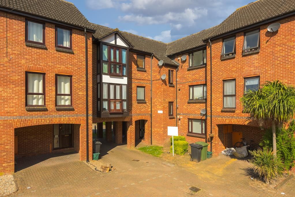 1 bed flat for sale in Farriers Road, Epsom KT17, £145,500