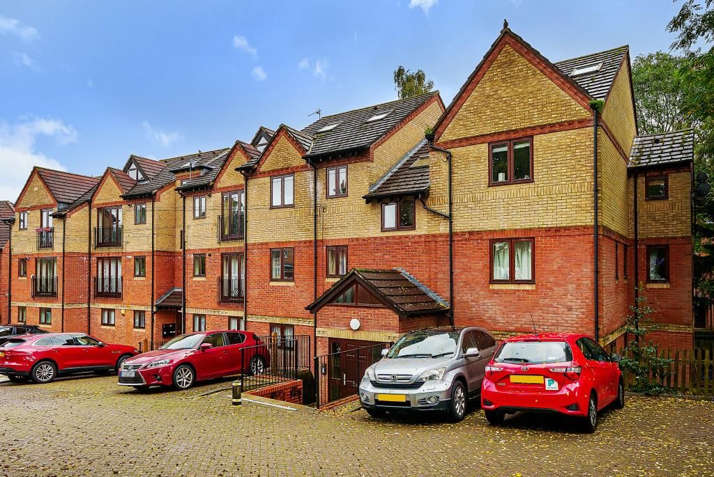 2 bed flat for sale in Headington, Oxford OX3, £200,000
