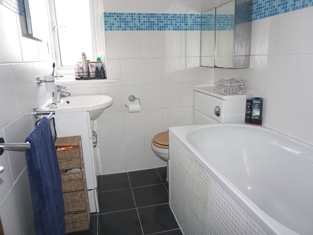 1 bed flat for sale in Gilders Road, Chessington, Surrey. KT9, £199,950