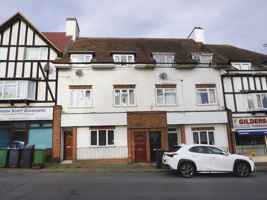 1 bed flat for sale in Gilders Road, Chessington, Surrey. KT9, £199,950