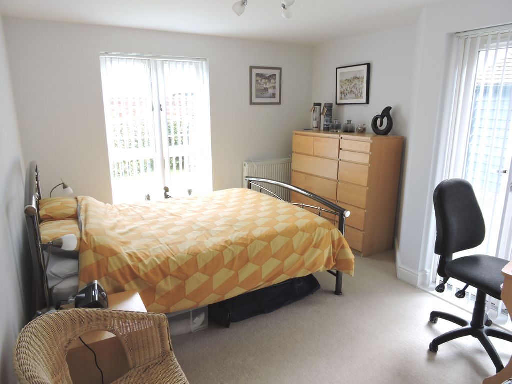 2 bed flat for sale in Chantry Court, Felsted CM6, £335,000