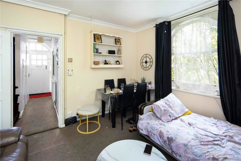 1 bed flat for sale in Bromley High Street, London E3, £250,000
