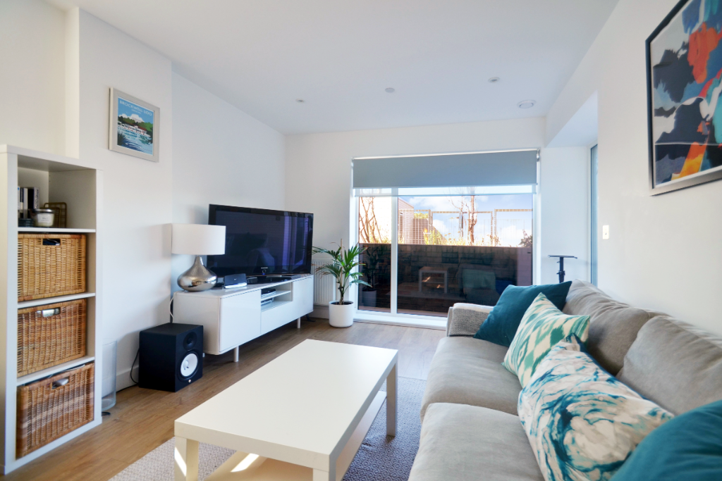 2 bed flat for sale in Camberwell Road, London SE5, £255,000