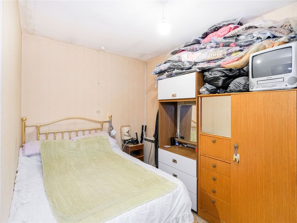 1 bed flat for sale in Braintree Road, Dagenham RM10, £160,000