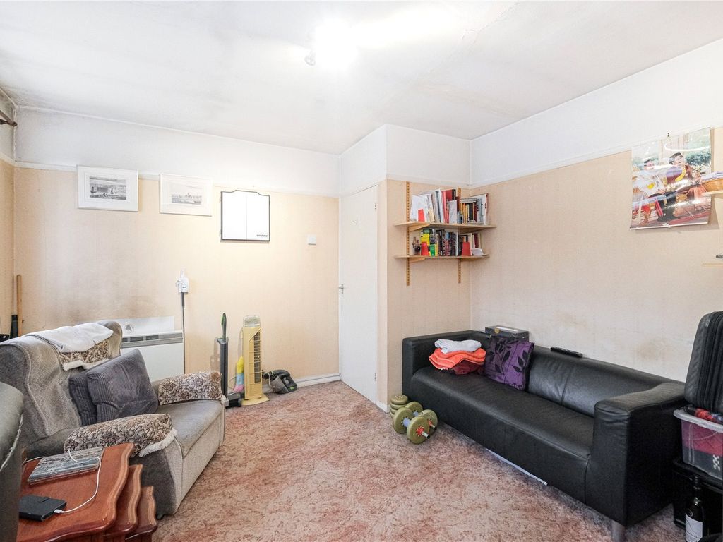 1 bed flat for sale in Braintree Road, Dagenham RM10, £160,000