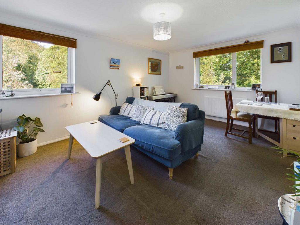 2 bed flat for sale in Valley Green, Hemel Hempstead HP2, £200,000