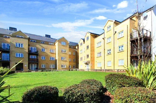 1 bed flat for sale in Clarendon Way, Colchester, Essex CO1, £150,000
