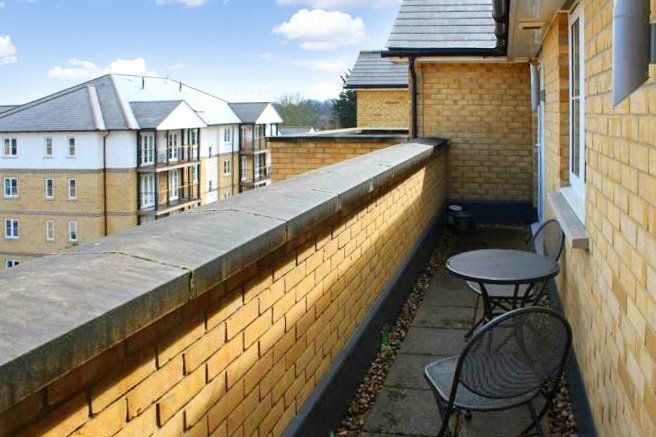 1 bed flat for sale in Clarendon Way, Colchester, Essex CO1, £150,000