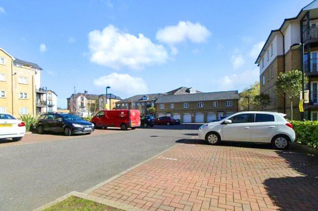 1 bed flat for sale in Clarendon Way, Colchester, Essex CO1, £150,000