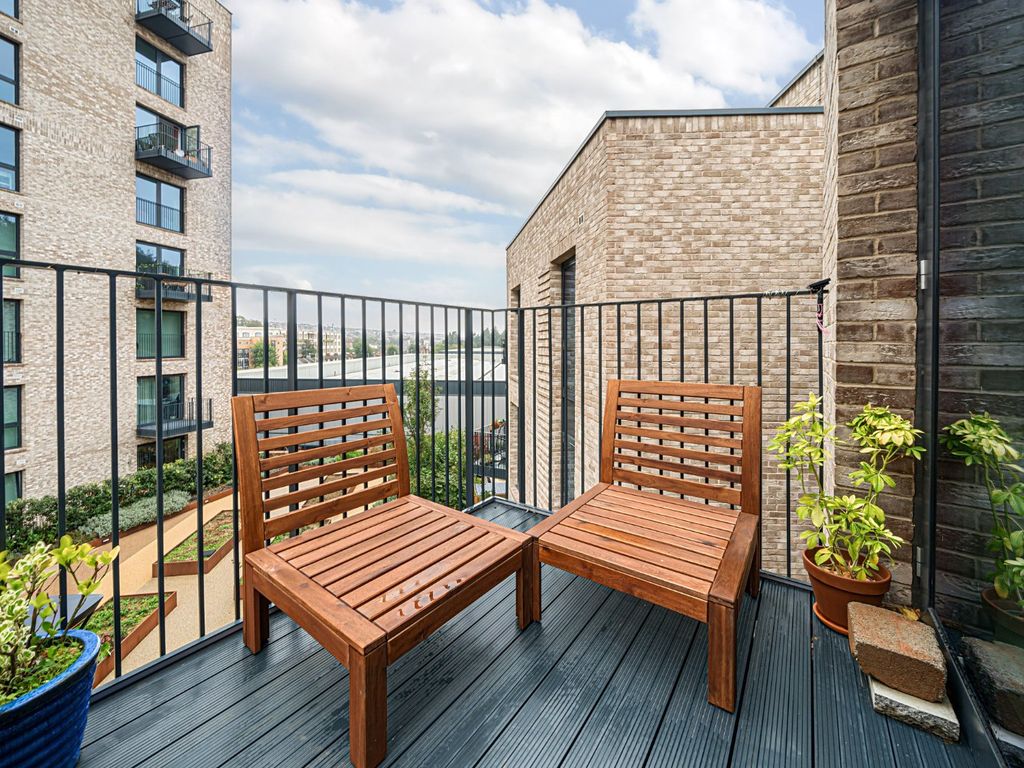 1 bed flat for sale in Saunders Park View, Brighton, East Sussex BN2, £300,000